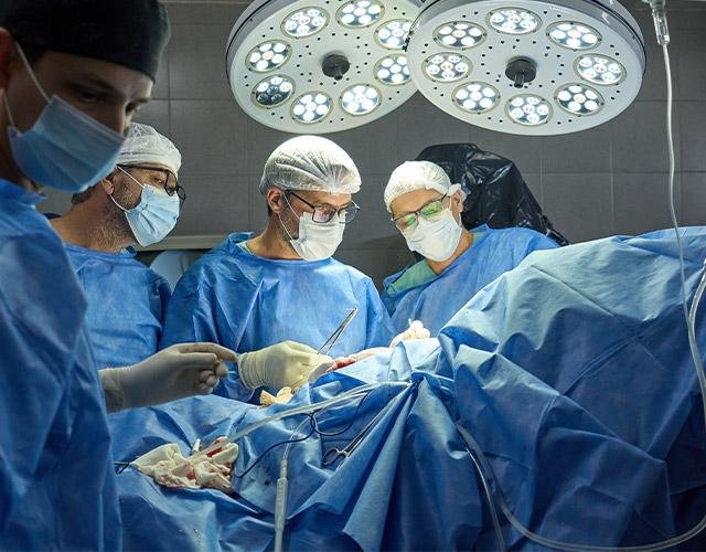 Equipo quirúrgico preparando intervención médica avanzada en hospital español