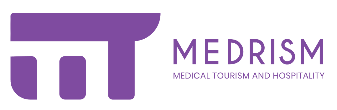 Logo horizontal blanco de Medrism, especialistas en turismo médico en España